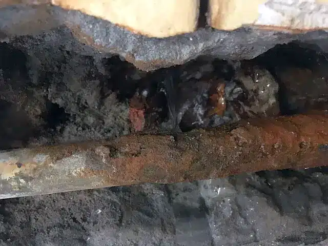 csempe mögé bújt korrózió